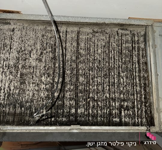 יחידת מיזוג אוויר מלוכלכת עם חוטים חשופים